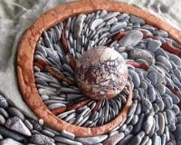 Fibonacci spirál minta kültéri falburkolaton kőmozaikból