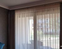 Hálószoba modern tapétával és textilekkel
