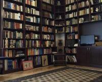 A megvalósult Art Deco stílusú dolgozószoba egyedi konyvespolca